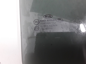 Kia Sorento (2009–2014) Aizmugurējo sānu durvju stikls 834212P010 - 3