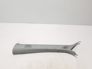   Garniture intérieure de montant avant  - 8W0867233E 