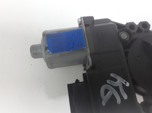 Kia Sorento (2009–2014) Rear side door window regulator motor 834502P010 - 2