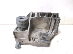 VOLVO XC70 (2007–2016) Engine bracket 30681951 - 3
