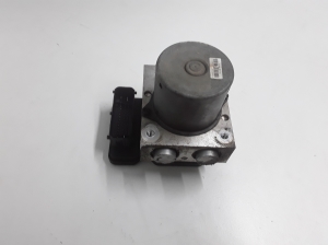 Kia Sorento (2009–2014) ABS unit 589202P700 - 2