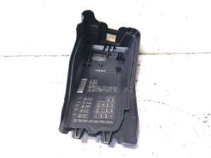 VOLVO XC70 (2007–2016) Sicherungskastendeckel vorne 8G9T14A076 - 4