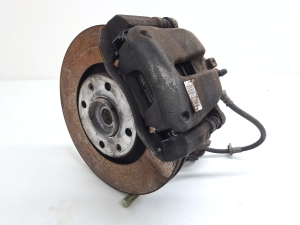   Front wheel hub  -  