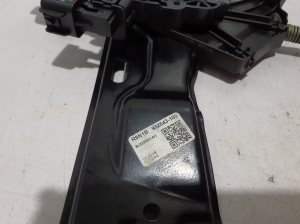 Land Rover Evoque (2011–2018) Front door window regulator LR067999 - 3