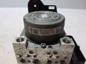 Volkswagen Passat B8 (2014–2023) ABS unit 3Q0614517R - 2