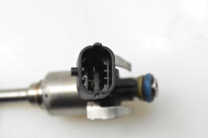 Hyundai i30 (2011–2017) Fuel injector 353102B110 - 4