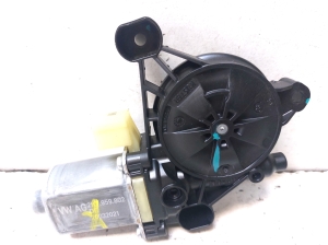 Volkswagen Caddy V (2020–2026) Front door window regulator motor 2K959802 - 4