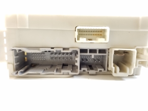 LEXUS LS (2006–2017) Interior fuse box 8273050480 - 4
