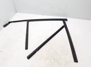   Rear side door seal on the door  - 32274531 