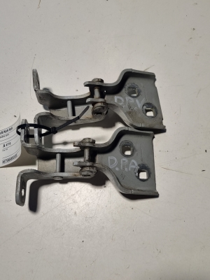 Charnière supérieure de porte avant - 804000006R