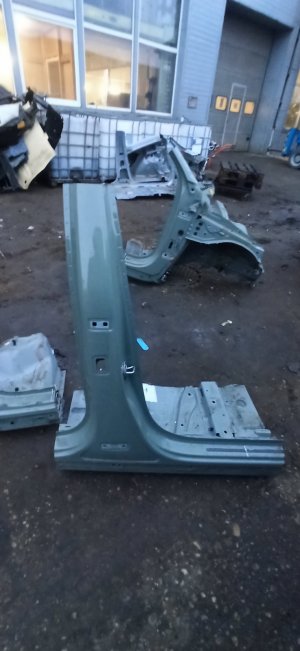 VOLVO C 40 I (2022–2026) Keskmine piilar 32394088 - 3