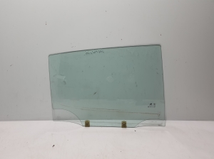 Vitre de porte latérale arrière - 823007783R