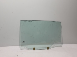 Vitre de porte latérale arrière - 823017342R