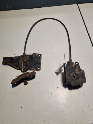 Fixation de roue de secours - 