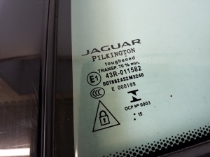 Jaguar XE (2015–2026) Aizmugurējo sānu durvju trīsstūrveida stikls GX7325829AE - 3