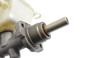  Master cylinder 