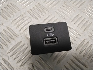 Ford Mustang Mach-E Mach-E (2020–2026) USB-pesa ML3T14F014AB - 3