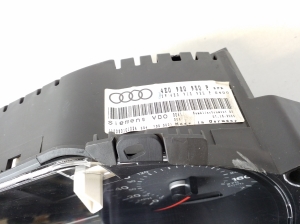 AUDI A8 D3 (2002–2010) Kombiinstrument 4E0920950P - 3