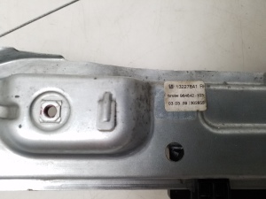 Opel Insignia (2008–2017) Aizmugurējo sānu durvju logu pacēlājs un tā detaļas 13227841 - 3