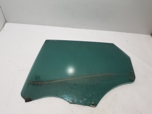 Vitre de porte latérale arrière - 823012850R