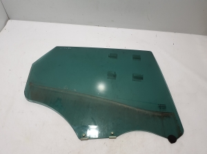 Vitre de porte latérale arrière - 823006021R