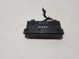 AUDI Q4 e-tron I (2021–2026) USB-pesa 89A035736 - 2