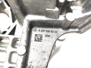 Mercedes Benz EQE V295 (2022–2026) A/C compressor bracket A2978306502 - 4