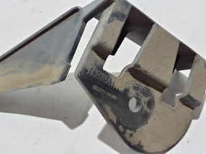 RENAULT Scenic (2016–2026) Tagakaitseraua kinnitus 852251050R - 3