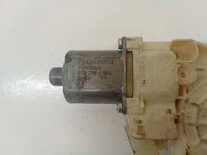 Mercedes Benz C-Class 204 (2007–2014) Front door window regulator motor A2048200142 - 4