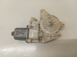 Mercedes Benz C-Class 204 (2007–2014) Front door window regulator motor A2048200242 - 2