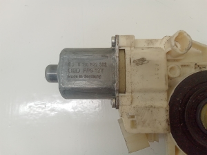 Mercedes Benz C-Class 204 (2007–2014) Front door window regulator motor A2048200242 - 3