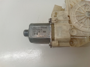 Mercedes Benz C-Class 204 (2007–2014) Front door window regulator motor A2048200242 - 4