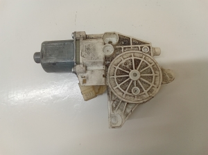 Mercedes Benz C-Class 204 (2007–2014) Rear side door window regulator motor A2048200642 - 4