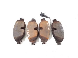   Piduriklotsid ees  - 8V0698151S 