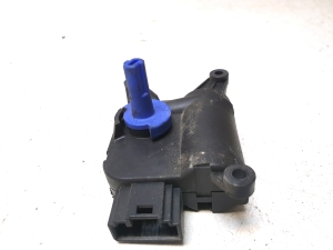 AUDI A4 B7 (2004–2008) Salongi soojenduse klapi mootor 0132801305 - 3
