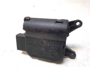 AUDI A4 B7 (2004–2008) Salongi soojenduse klapi mootor 0132801305 - 4