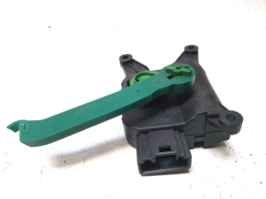 AUDI A4 B7 (2004–2008) Salongi soojenduse klapi mootor 0132801303 - 3