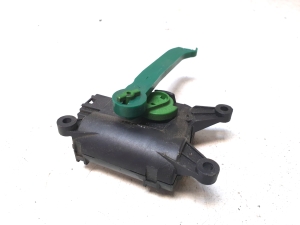 AUDI A4 B7 (2004–2008) Salongi soojenduse klapi mootor 0132801303 - 4