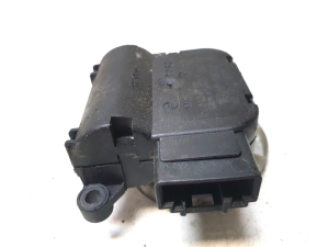 AUDI A4 B7 (2004–2008) Salongi soojenduse klapi mootor 0132801302 - 3