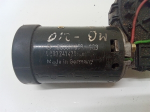 Mercedes Benz E-Class W210 (1995–2002) Scheibenwischermotor vorne 0390241420 - 2
