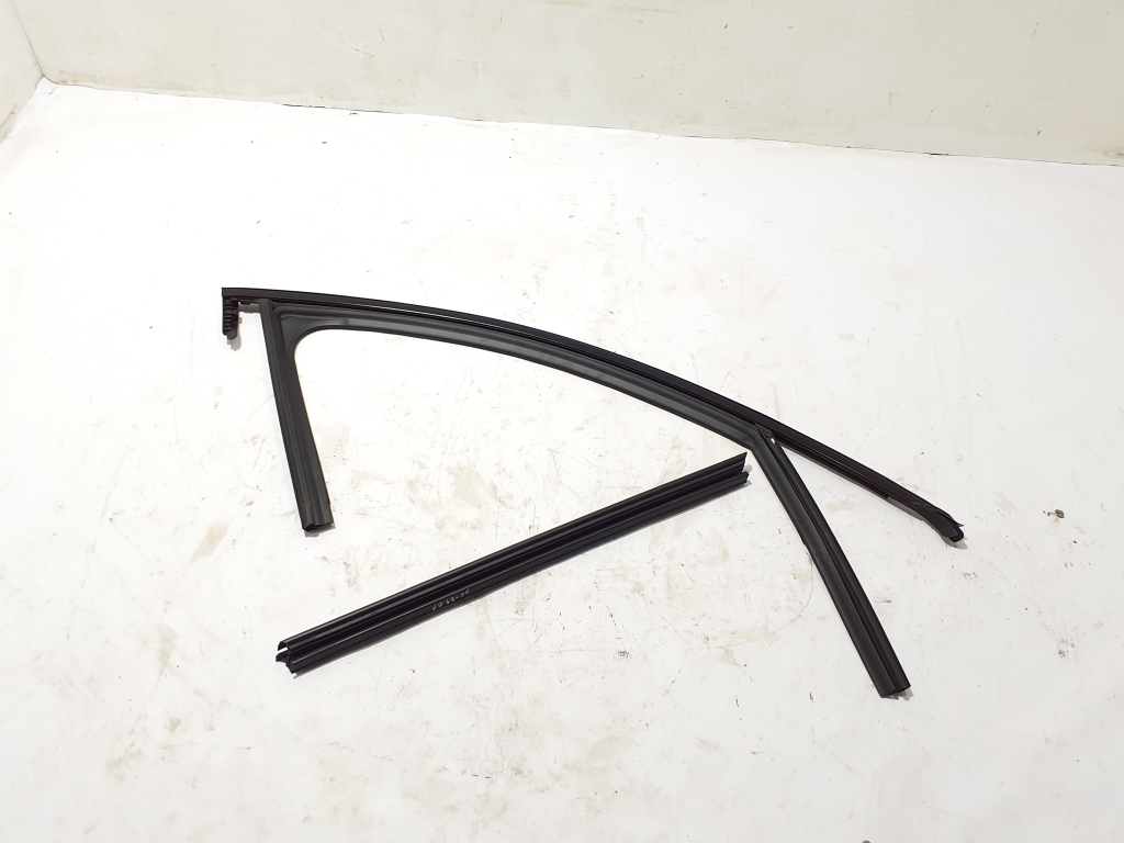 RENAULT Scenic E-Tech I (2024–2026) Front door rubber seal 803305942R RENAULT Scenic E-Tech I (2024–2026) Front door rubber seal 803305942R