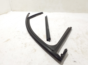 RENAULT Scenic E-Tech I (2024–2026) Front door rubber seal 803305942R - 2