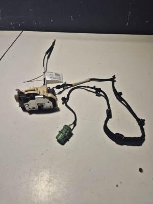 Rear side door lock - 521915070