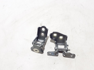   Rear side door upper hinge  - 804002829R 
