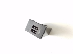 Infiniti Q30 (2015–2018) USB port 284H33ZD2A - 2