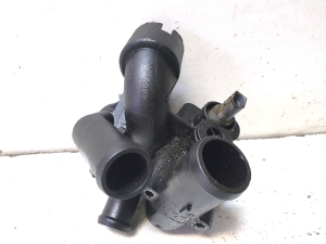Porsche Cayenne (2002–2010) Thermostatgehäuse 022121121E - 5