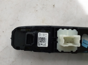 RENAULT Kangoo III (2021–2026) Priekšējo durvju stikla slēdzis 769093274R - 4