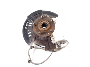   Front wheel hub  -  