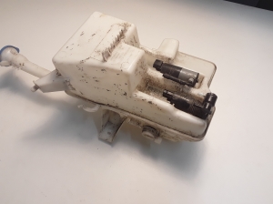 VOLVO V40 (2012–2019) Front washer fluid reservoir 31276094 - 3