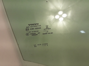 VOLVO V40 (2012–2019) Front door glass 31386763 - 2